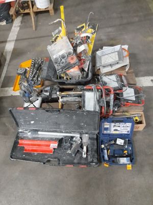 Lot d'outillages à main divers, 4 phares de chantier, scies … - Photo 1