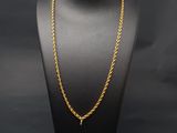 un collier à chaîne en or avec un pendentif en forme de cœur sur un mannequin