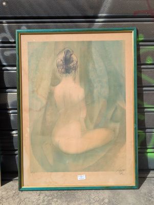 tableau représentant une femme assise sur une chaise devant un mur recouvert de graffitis