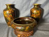 trois vases posés sur une table