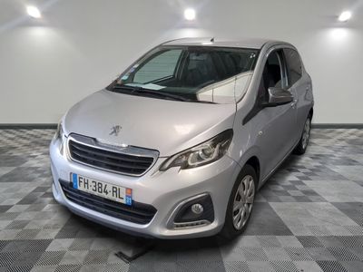 la petite voiture argentée est garée dans une grande pièce