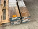 deux palettes de bois sont posées sur une palette dans un entrepôt