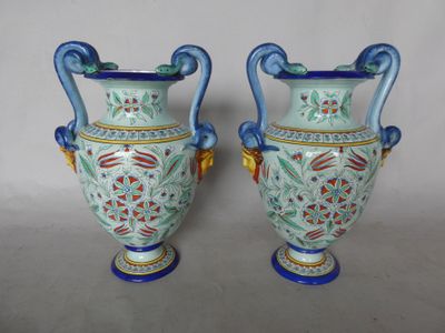 deux vases munis d'anses de chaque côté