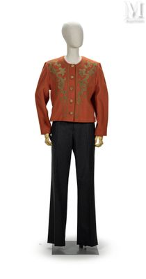 un mannequin vêtu d'une veste rouge et d'un pantalon noir
