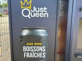 un distributeur automatique sur lequel figure une couronne