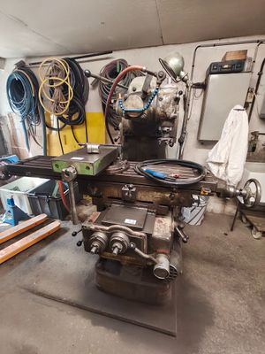 une machine qui se trouve dans une pièce avec de nombreux outils