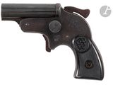 un gros plan d'un pistolet sur un fond blanc avec un fond blanc