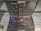 de nombreux outils dans la mallette posée dans l'escalier
