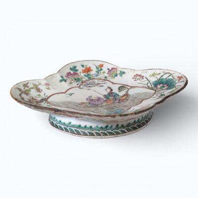 Chine, XIXe siècle Coupe floriforme sur piédouche, en porcel… - Photo 1