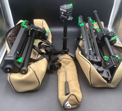 quatre types d'armes à feu différents à l'arrière d'un camion