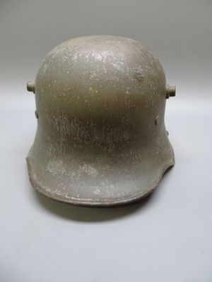 un casque posé sur une table blanche, sur fond blanc