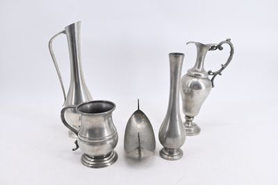 deux vases en argent et un pichet en argent sur fond blanc