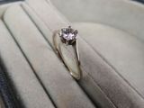 une bague en diamant posée dans un écrin contenant une bague
