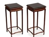 une paire de tables d'appoint en acajou avec des plateaux noirs