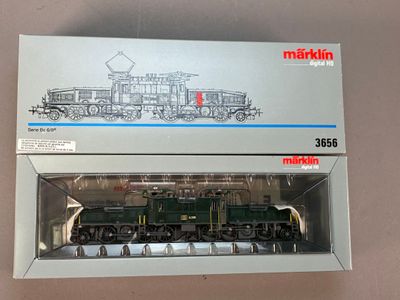 une boîte contenant un train miniature, posée sur une table