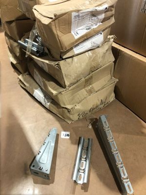 une pile de boîtes empilées les unes sur les autres