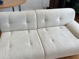 un canapé blanc posé sur un parquet en bois massif
