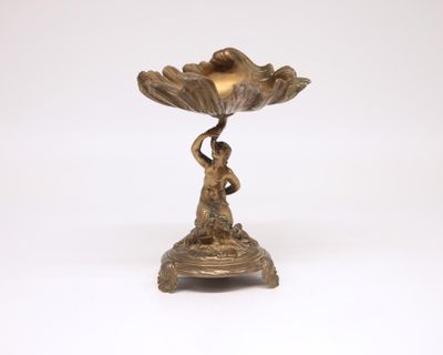 figurine en bronze représentant une femme tenant une fleur, posée sur un socle
