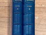 deux livres bleus posés sur une table en bois