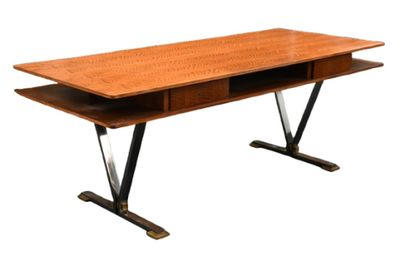 une image représentant un bureau avec un plateau en bois et des pieds en métal