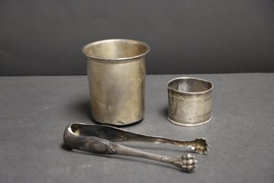 deux cuillères et une tasse posées sur une table