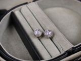 une paire de boucles d'oreilles à clous en diamant dans un étui