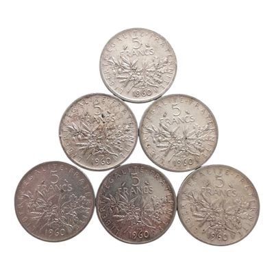 un groupe de cinq pièces d'argent empilées les unes sur les autres