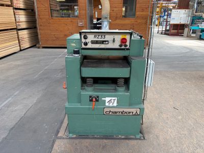 une machine placée au milieu d'une pièce