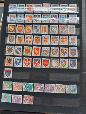 une photo d'une photo d'une collection de timbres
