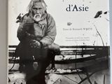 un livre sur lequel figure la photo d'un homme assis sur un banc