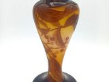 un vase en verre orné d'un motif marron et jaune