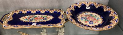 deux bols et un plateau exposés dans une vitrine