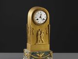 une horloge en or posée sur une table en marbre