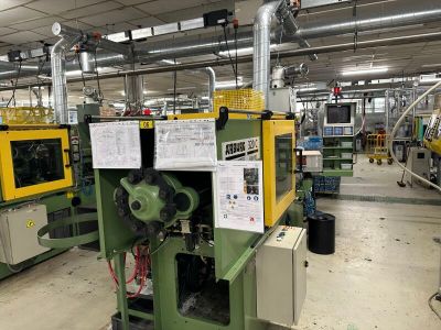 une machine qui se trouve au milieu d'une usine