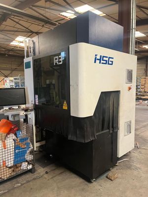 une machine qui se trouve dans un entrepôt