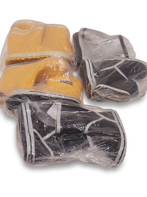 trois bagages emballés dans du plastique, empilés les uns sur les autres