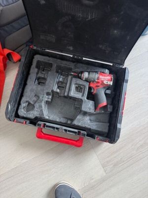 une boîte à outils avec des outils à l'intérieur sur le sol