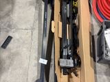 une caisse à outils posée par terre à côté d'un scooter