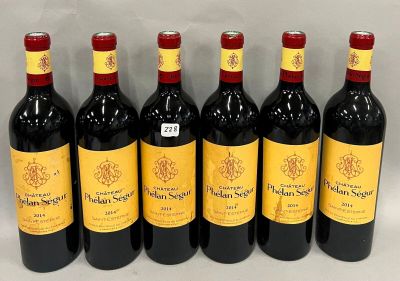 six bouteilles de vin rouge alignées sur une table