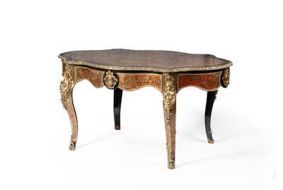 une petite table avec un plateau en bois sur fond blanc