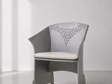 une image représentant une chaise à roulettes dans une pièce blanche