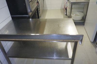 une table en acier inoxydable au milieu d'une cuisine
