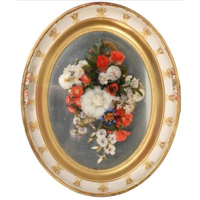une photo représentant un tableau de fleurs dans un cadre doré