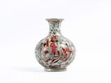 un vase orné d'une peinture posé sur une surface blanche