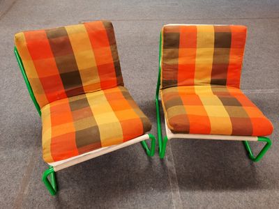 une paire de chaises à carreaux orange et marron, avec des pieds verts