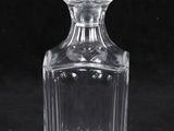 carafe en verre transparent sur fond noir, avec un fond noir