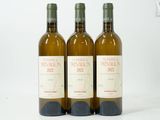 trois bouteilles de vin posées l'une à côté de l'autre sur une table