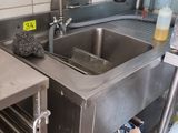 une cuisine équipée d'un évier et d'un lave-vaisselle