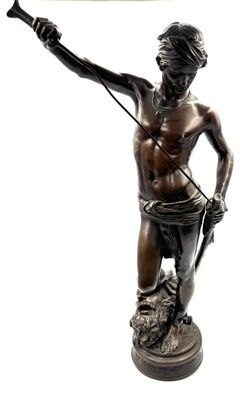 statue en bronze représentant un garçon muni d'un arc et de flèches, posée sur un socle