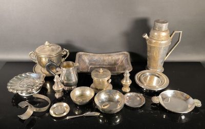 beaucoup d'objets en argent posés sur une table